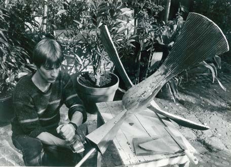 Hans Bartelet in de tuin met een beeld